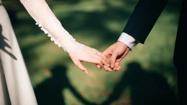 6 Beautiful Husband Wife Quotes in Urdu to Celebrate Love and Companionship